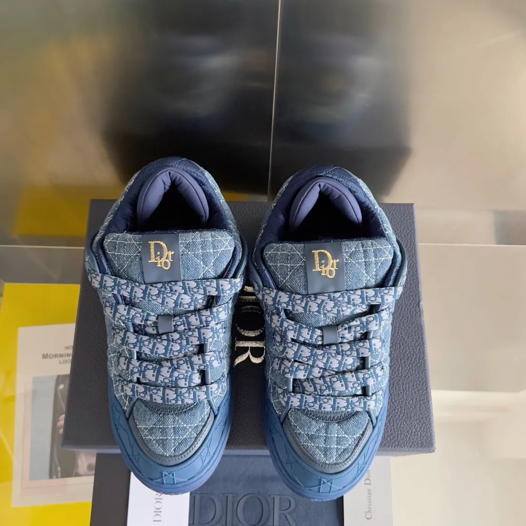 [DIOR] P: 820💰 Men's 39-44. (Male 38. 45. Customized) Dior Dior B9S series top version bread shoes casual sports shoes skate shoes original purchase development and production This new B9S skateboard sneakers are inspired by skateboarding and Dior's high-order spirit. Crafted from navy blue cotton tweed, the classic cannage pattern is reinterpreted with grained calfskin details in homage to Dior's savoir-faire. Padded tongue and technical fabric leg provide ideal comfort. Iconic details abound throughout the design, such as the Dior signature on the heel and tongue, cannage-patterned panels, and the rubber Dior Charm signature on the side inspired by the Dior logo. The rubber soles engraved with Oblique printing with a gradient effect are more refined and can add a high-end temperament to various looks. Exquisite packaging at the delivery counter🛍📦 ▪️Fabric: Original customized first-layer cowhide + tweed ▪️Inner lining: Customized breathable lining ▪️Outsole: Original open-molded anti-slip TPU material ▪️Sole thickness: 3.5CM.